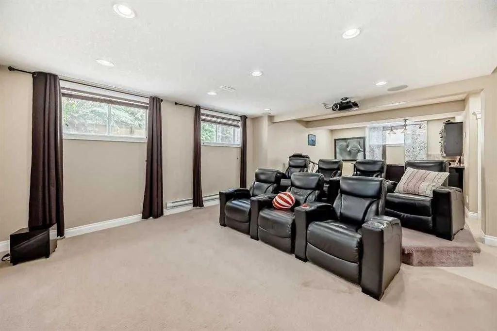 73 Simcoe Close SW