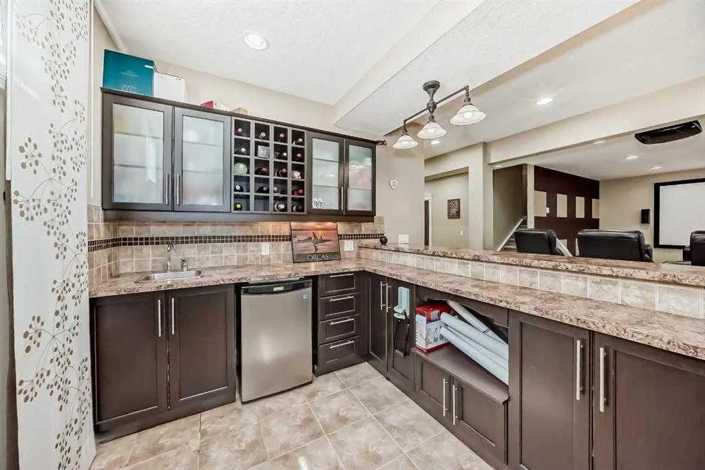 73 Simcoe Close SW