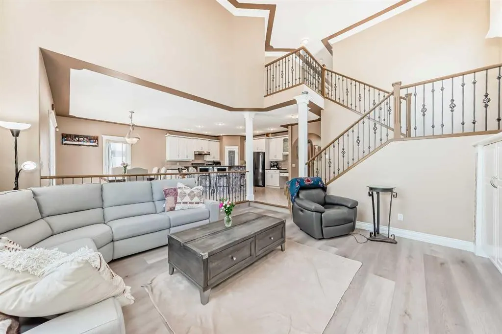 73 Simcoe Close SW
