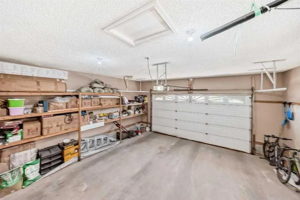 73 Simcoe Close SW