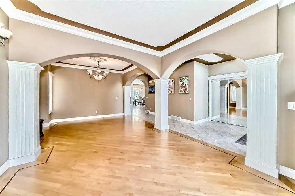 73 Simcoe Close SW