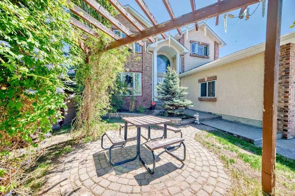 73 Simcoe Close SW