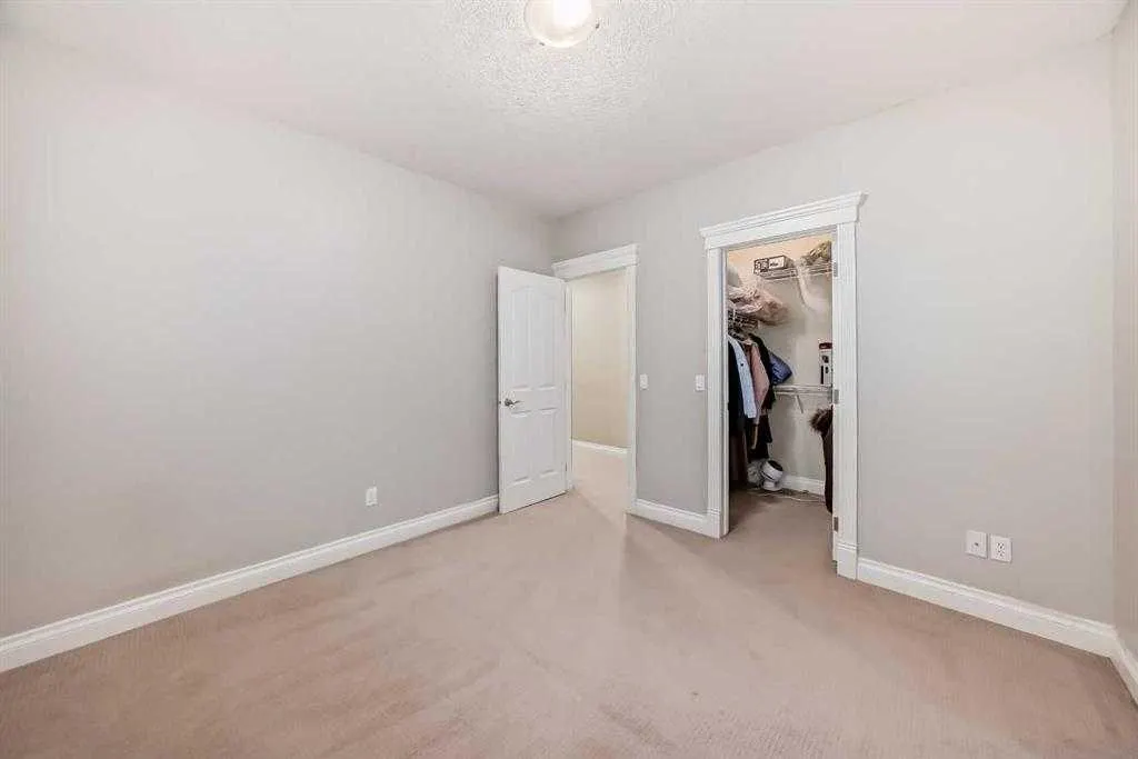 73 Simcoe Close SW