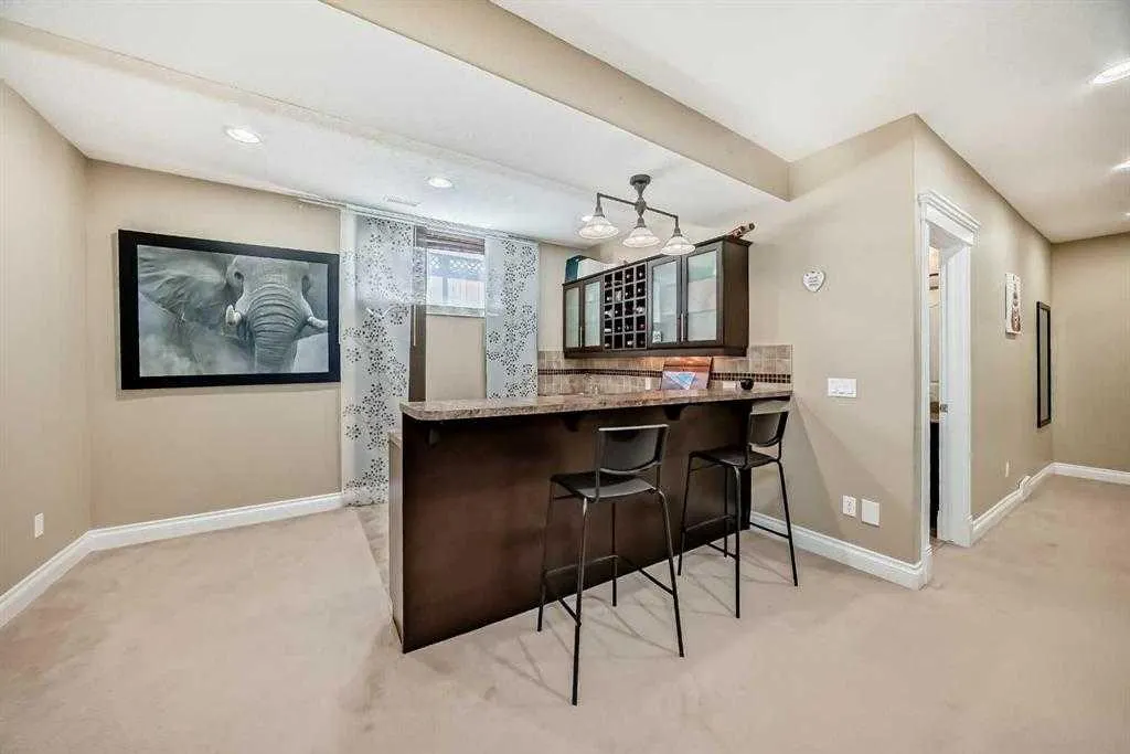 73 Simcoe Close SW