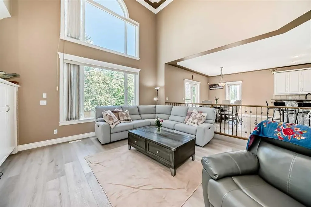 73 Simcoe Close SW