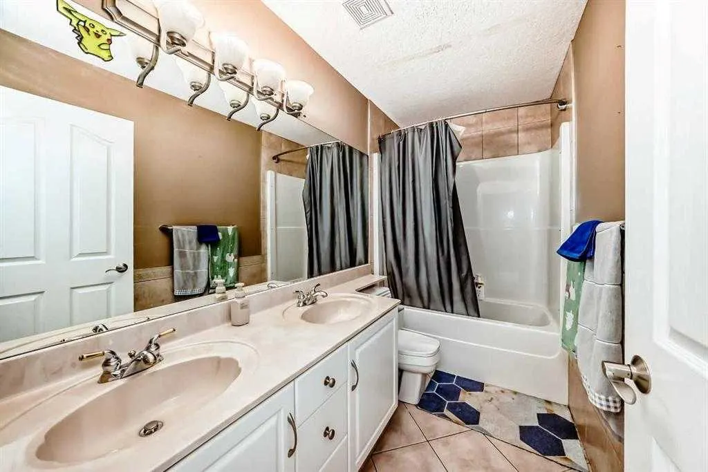 73 Simcoe Close SW