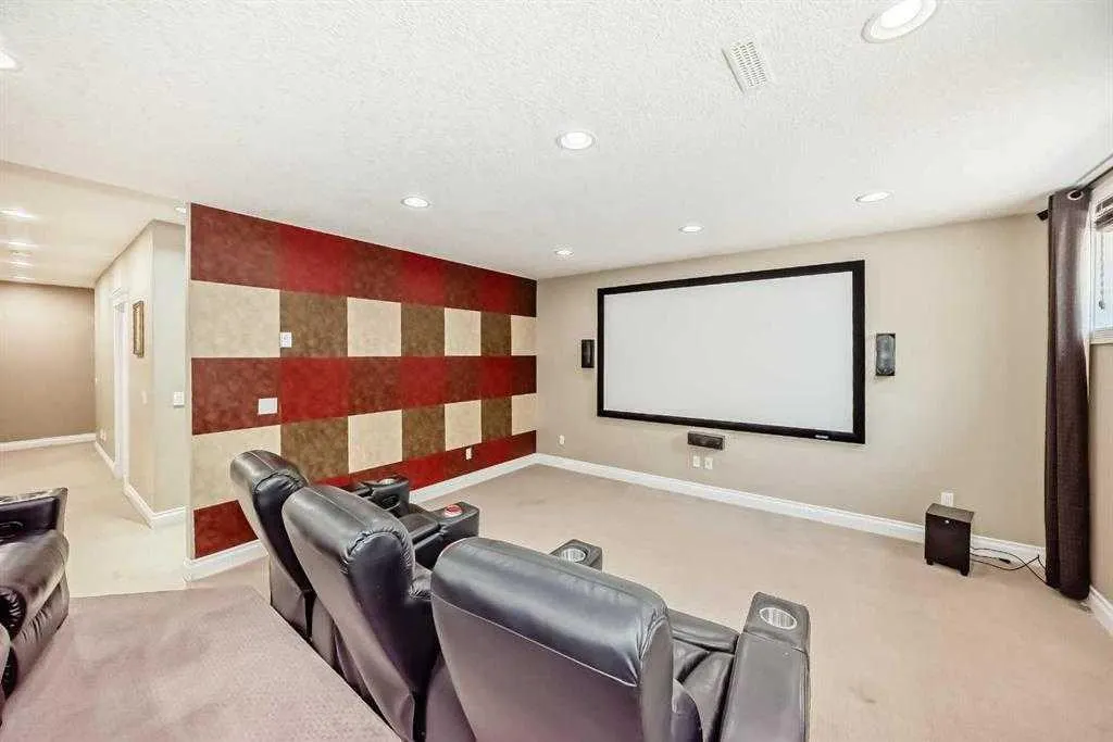 73 Simcoe Close SW