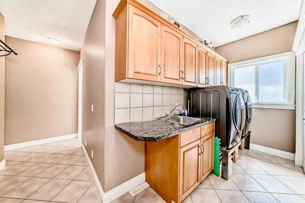 73 Simcoe Close SW