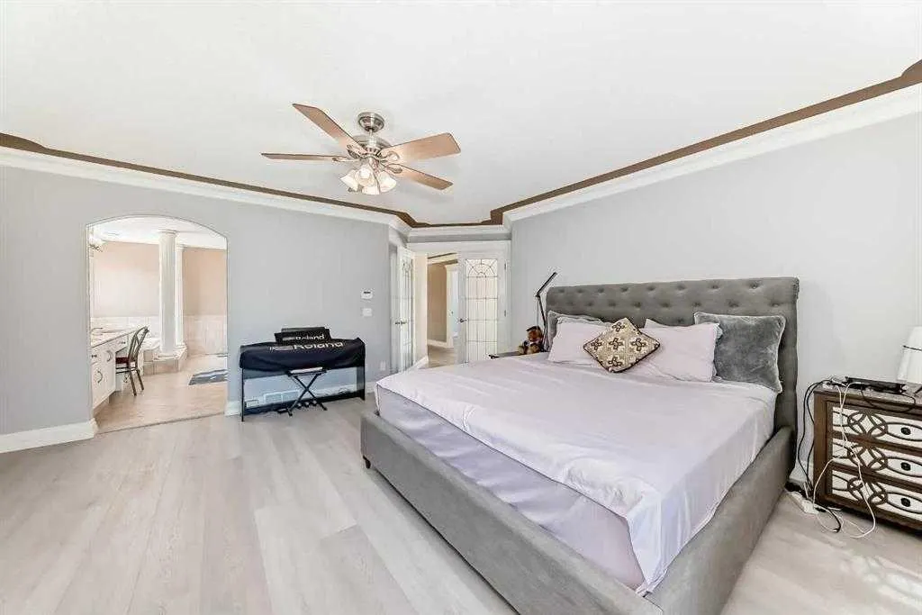 73 Simcoe Close SW
