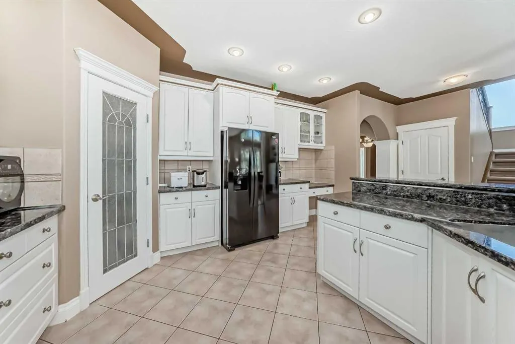 73 Simcoe Close SW