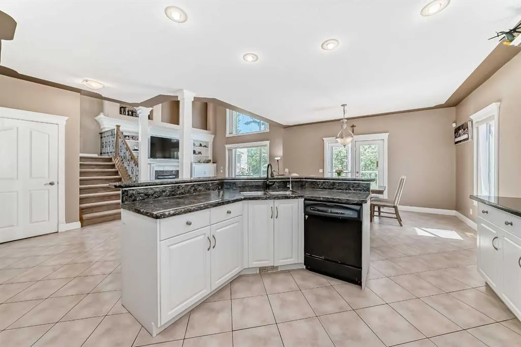 73 Simcoe Close SW