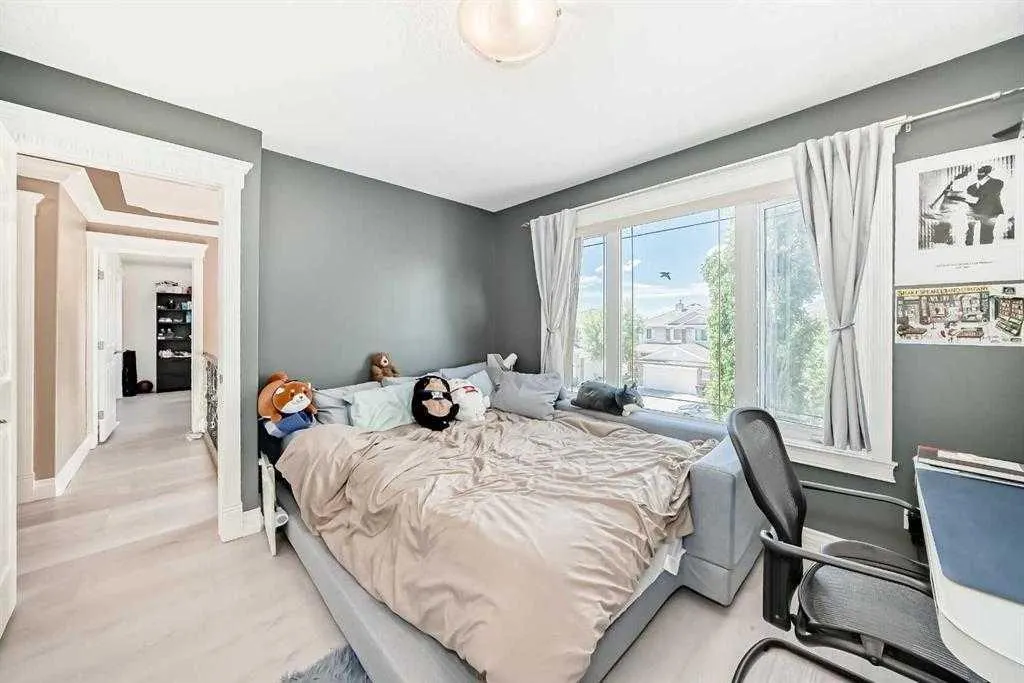 73 Simcoe Close SW