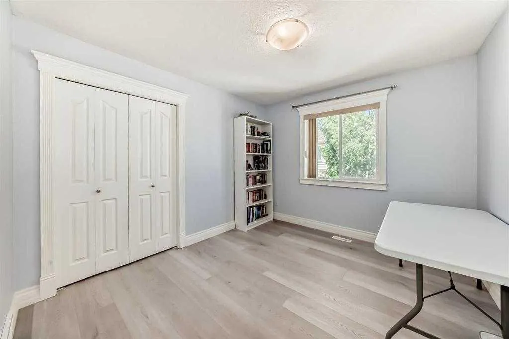 73 Simcoe Close SW