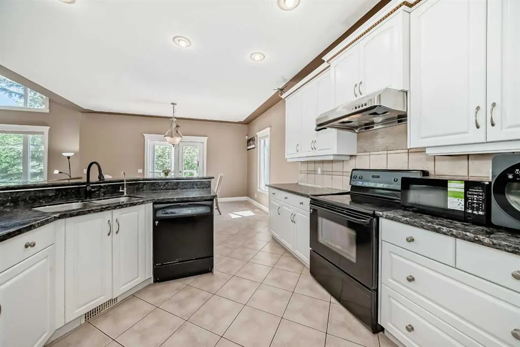 73 Simcoe Close SW