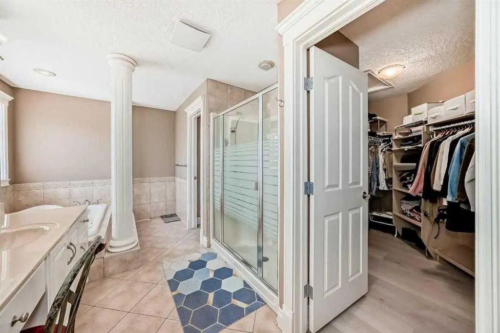73 Simcoe Close SW