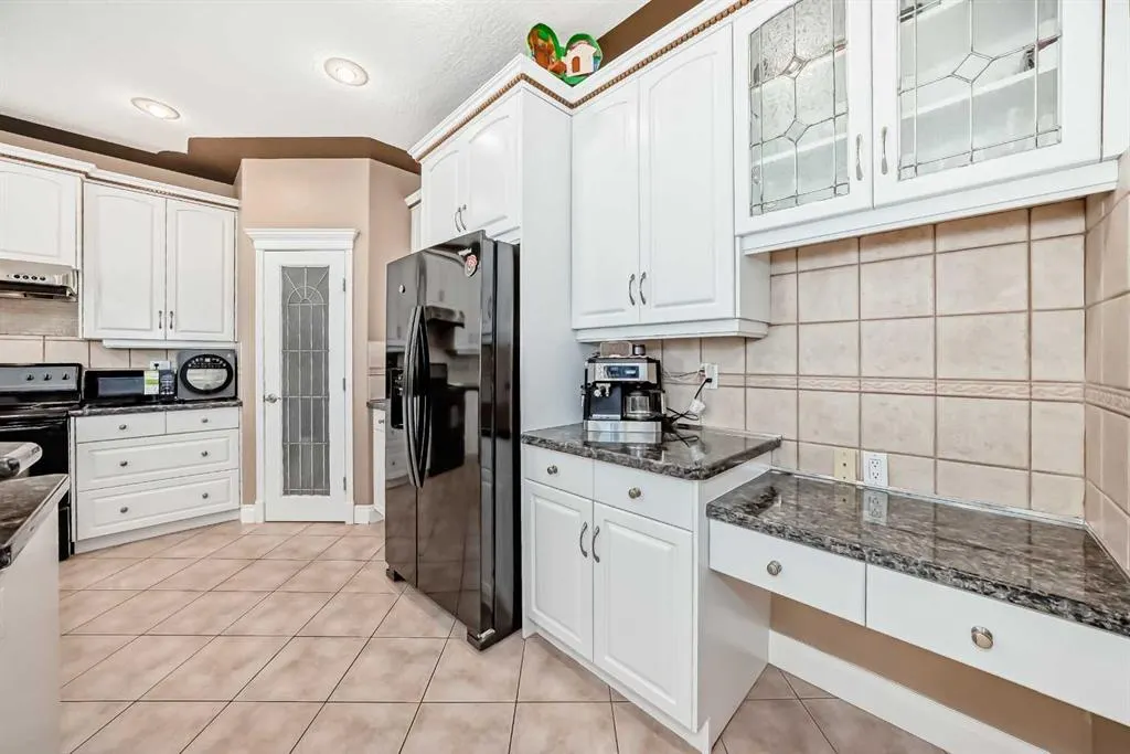 73 Simcoe Close SW