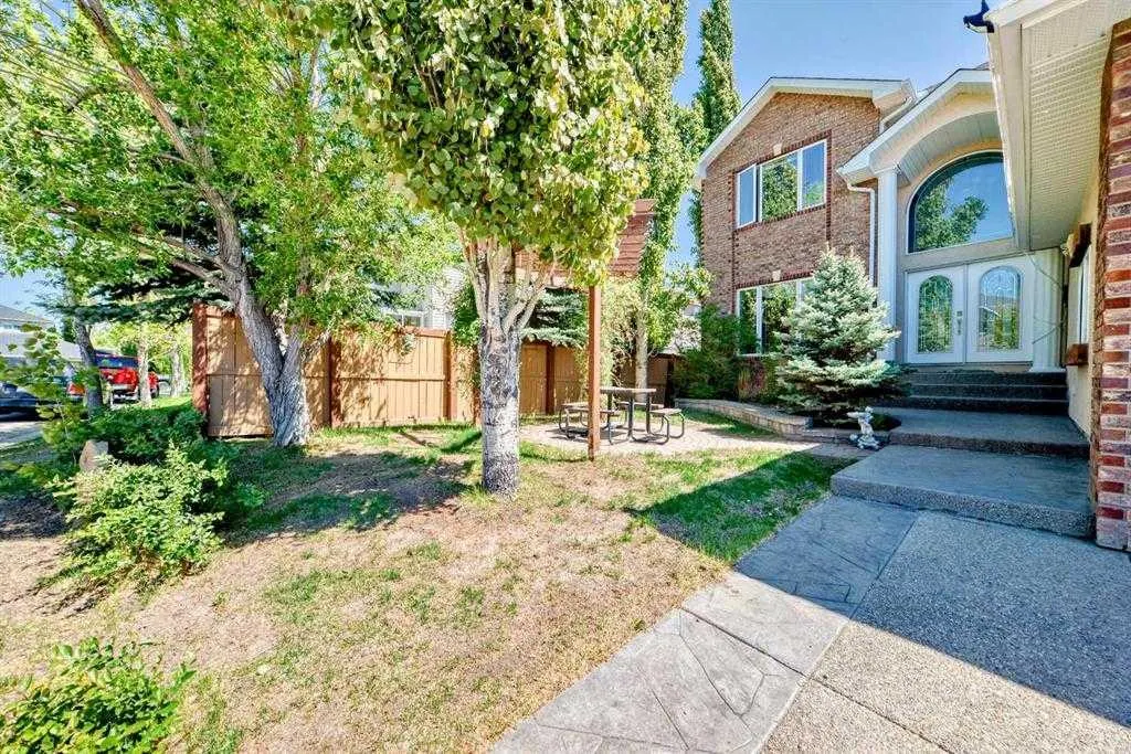 73 Simcoe Close SW