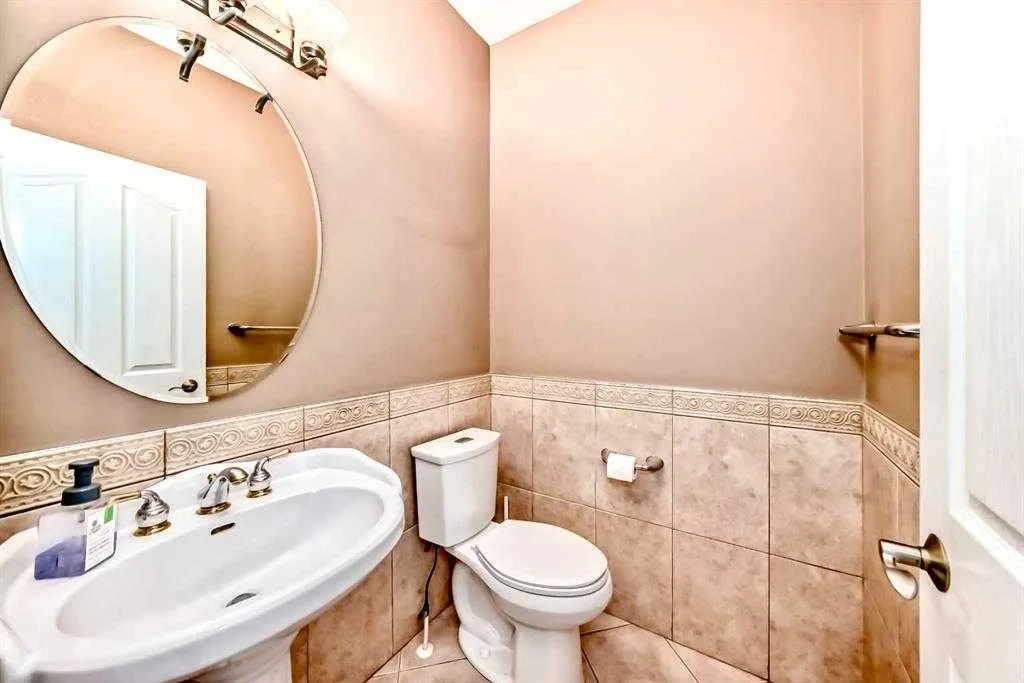 73 Simcoe Close SW