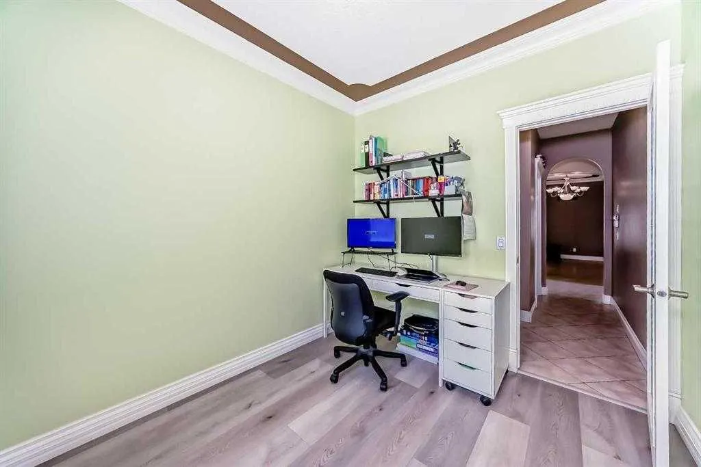 73 Simcoe Close SW