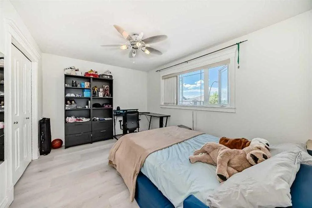 73 Simcoe Close SW