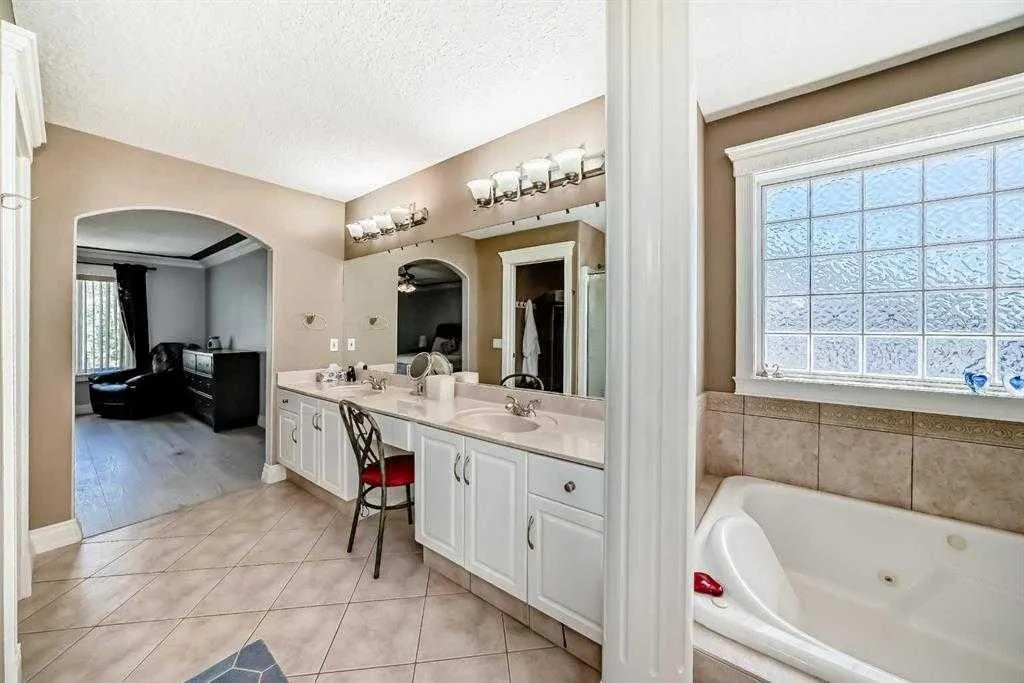73 Simcoe Close SW
