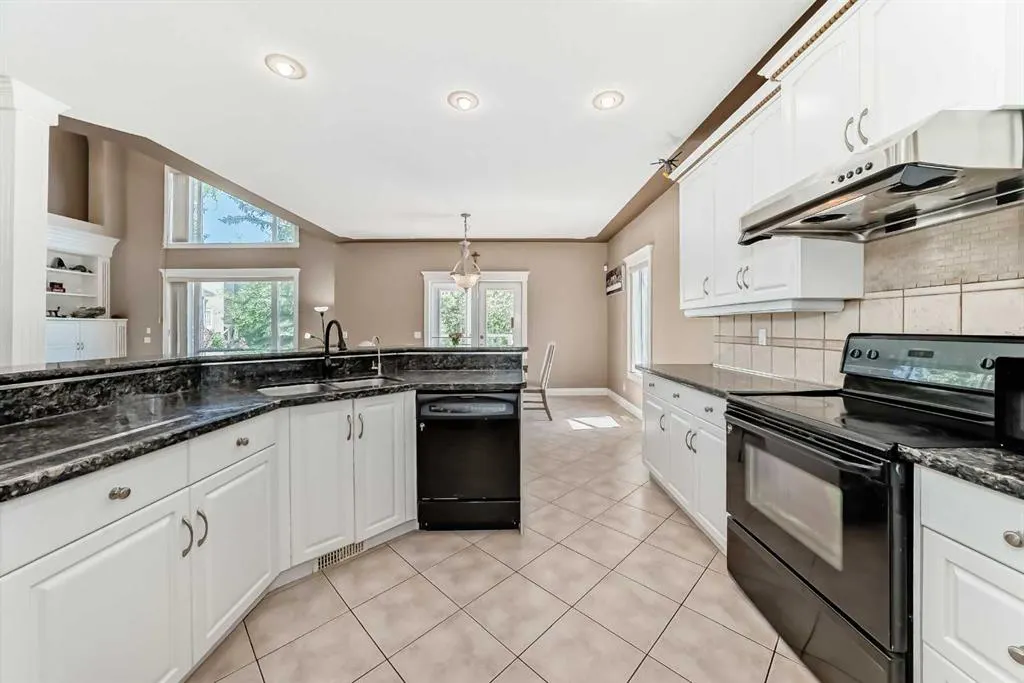 73 Simcoe Close SW