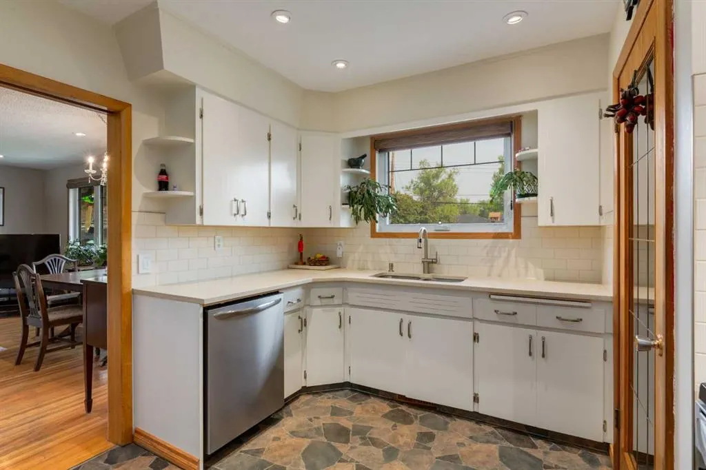 48 Chancellor Way NW