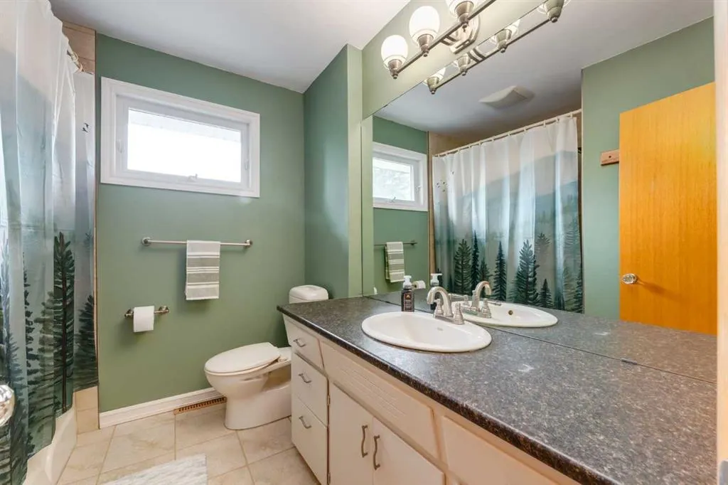 48 Chancellor Way NW