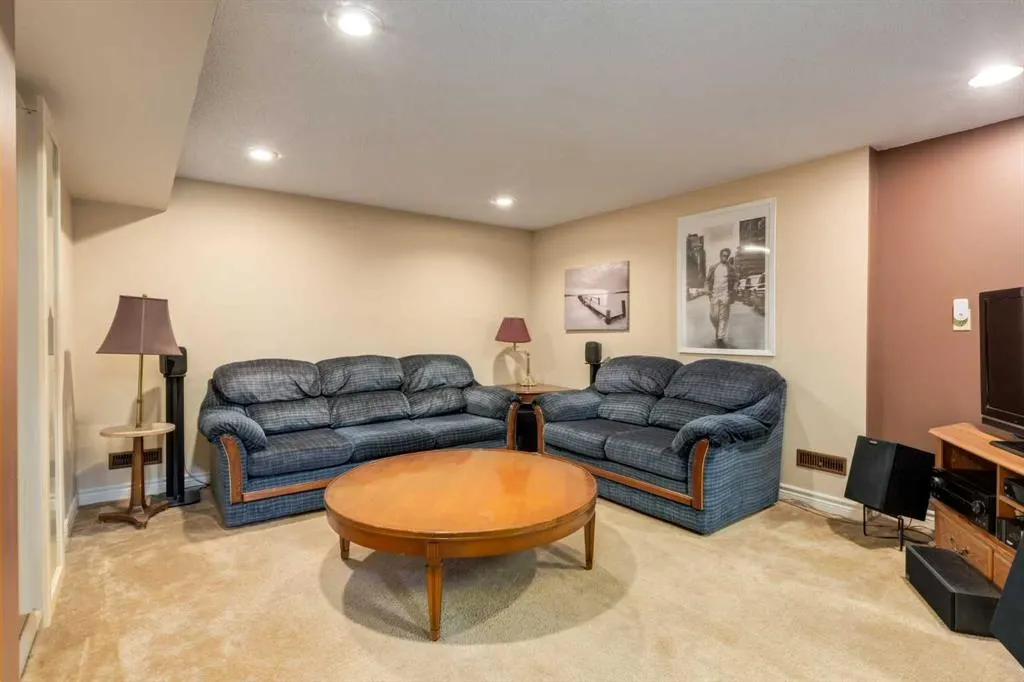 48 Chancellor Way NW