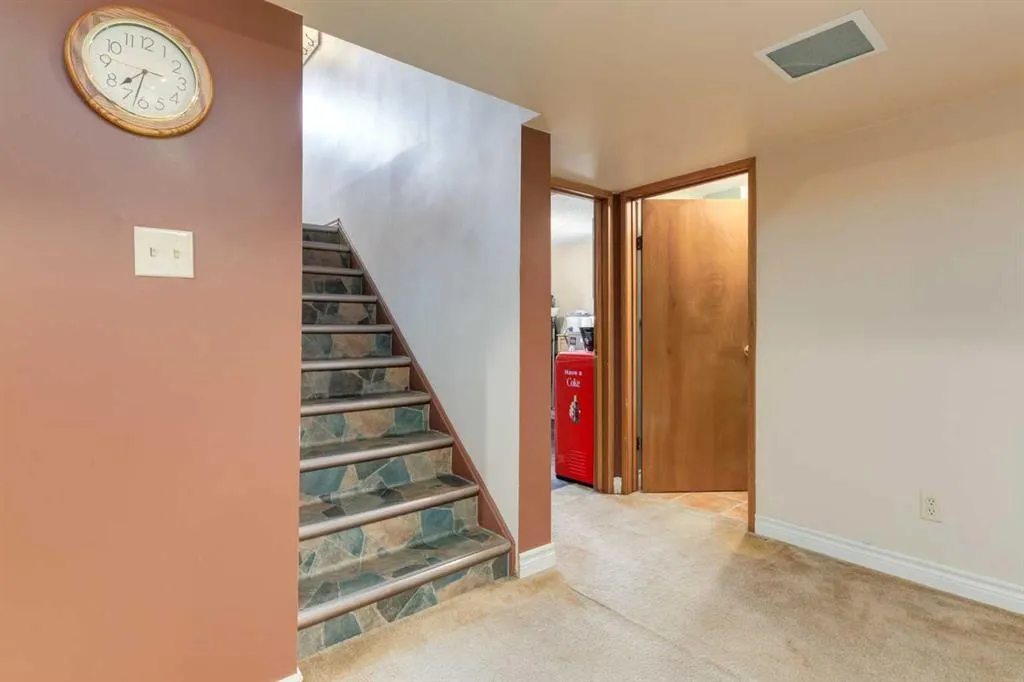 48 Chancellor Way NW