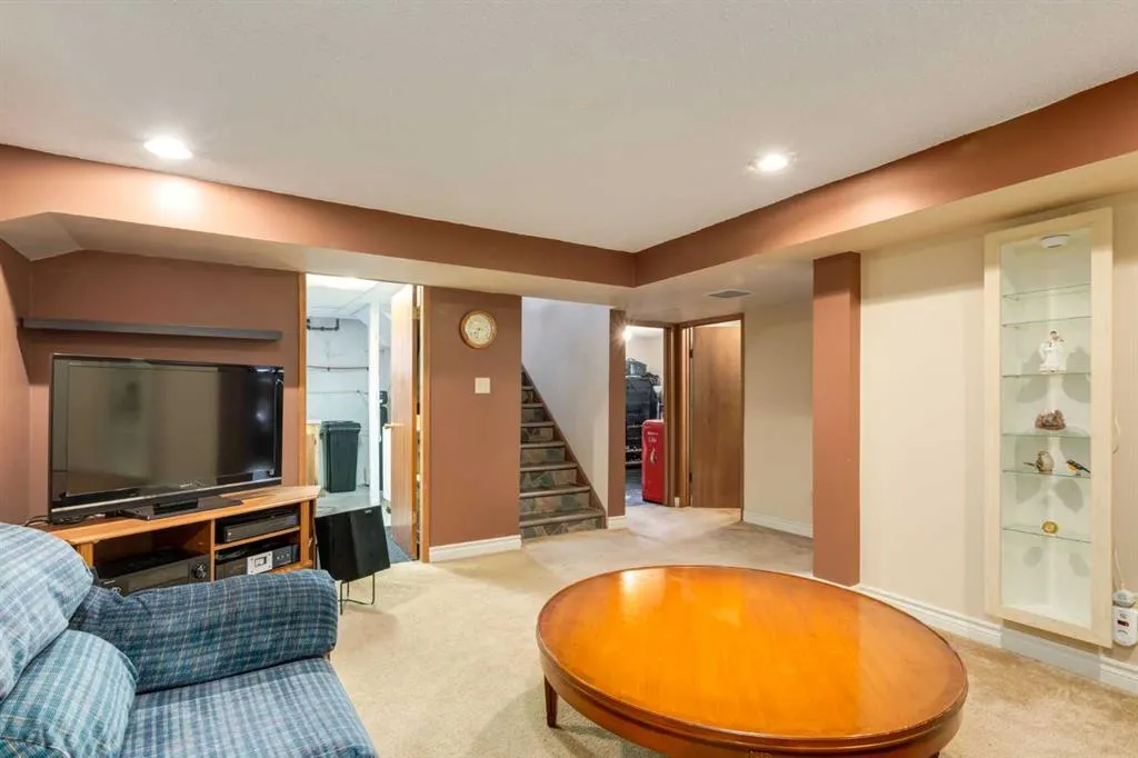 48 Chancellor Way NW