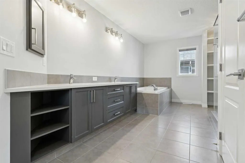 246 Evansglen Drive NW