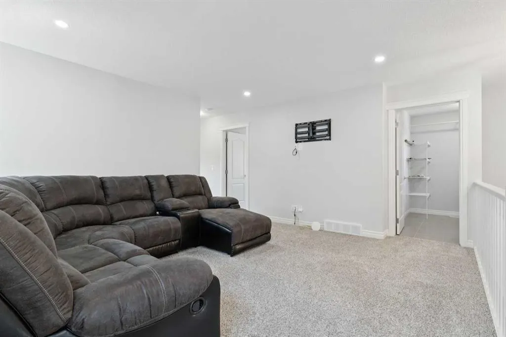 246 Evansglen Drive NW
