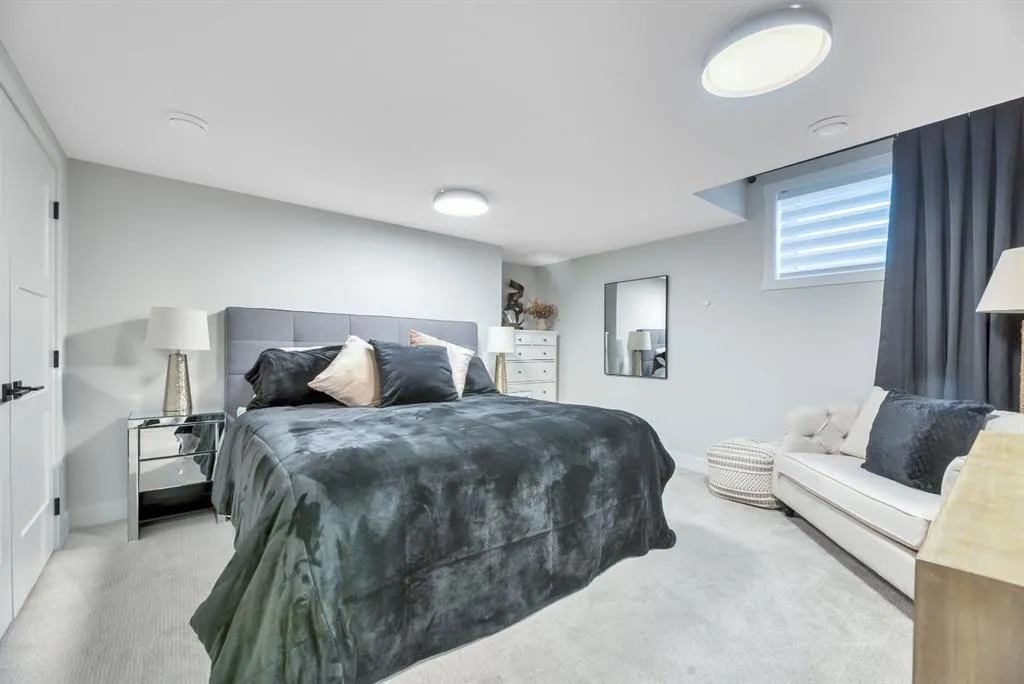 252 Marina Grove SE