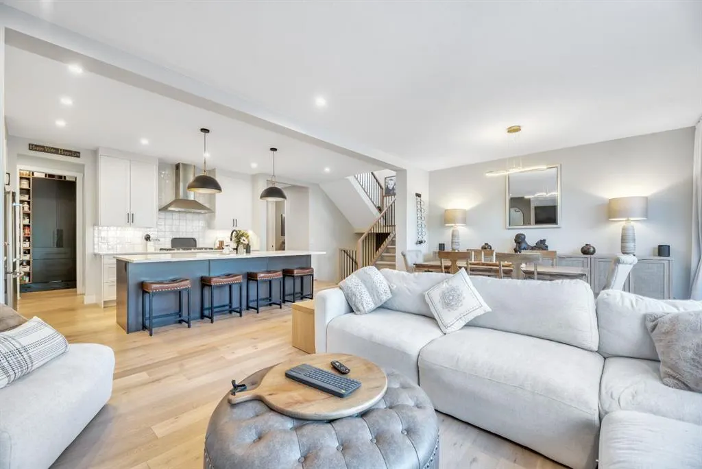 252 Marina Grove SE