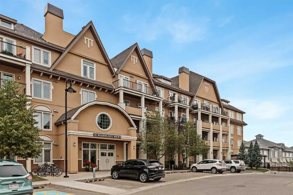 10 Mahogany Mews SE, #204