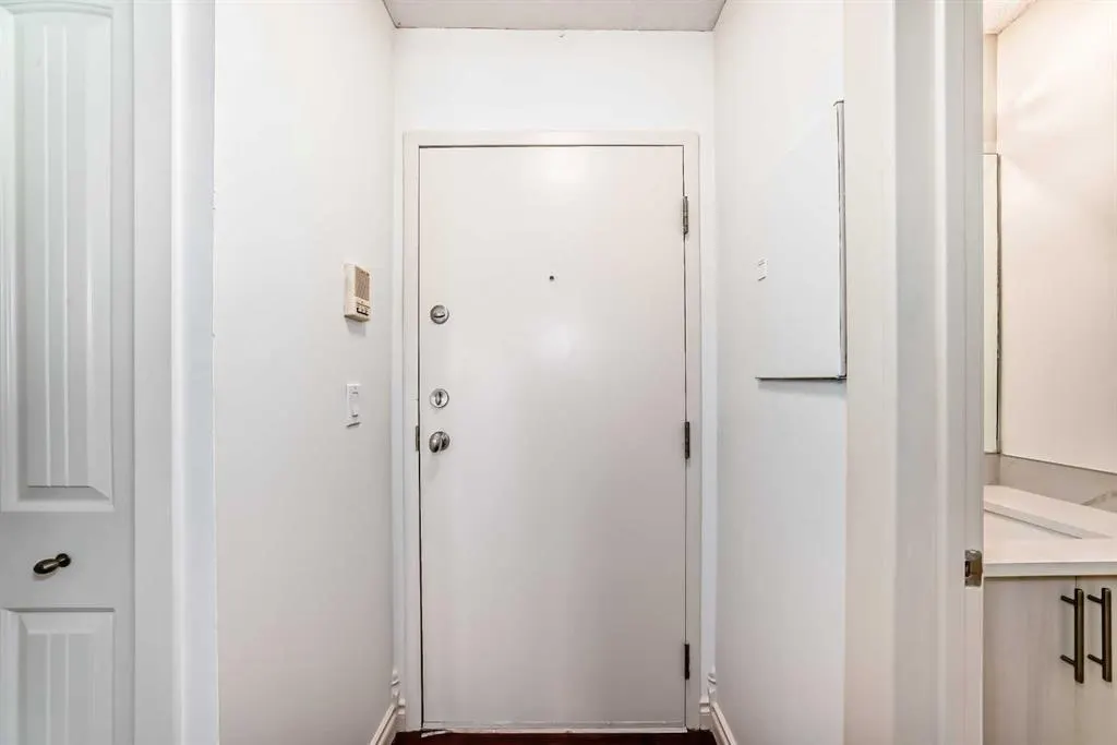 305 Village Mews SW, #10