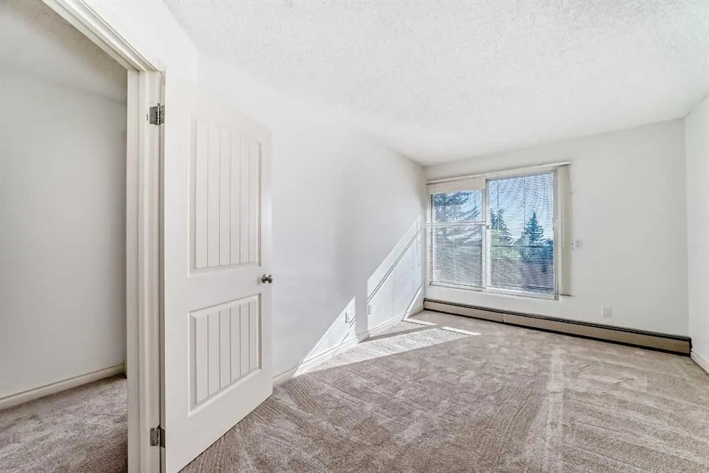 305 Village Mews SW, #10
