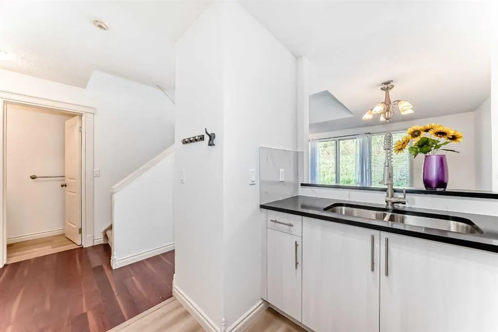 305 Village Mews SW, #10