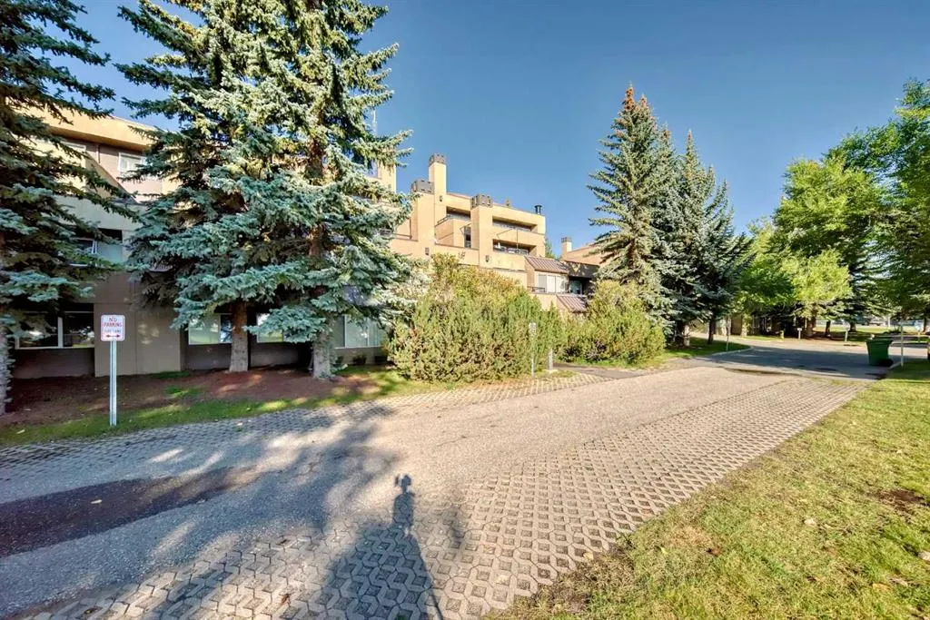305 Village Mews SW, #10