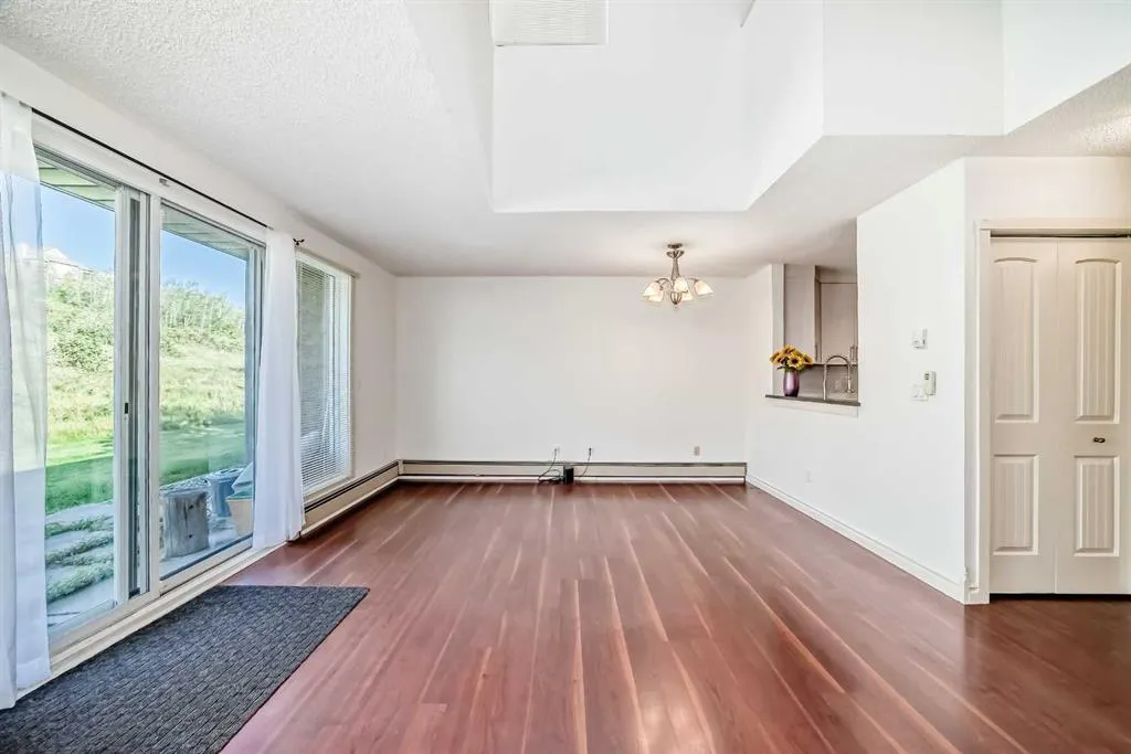 305 Village Mews SW, #10