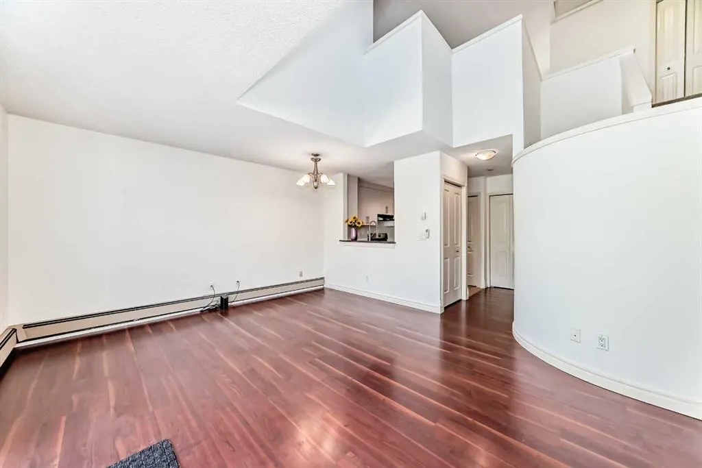 305 Village Mews SW, #10