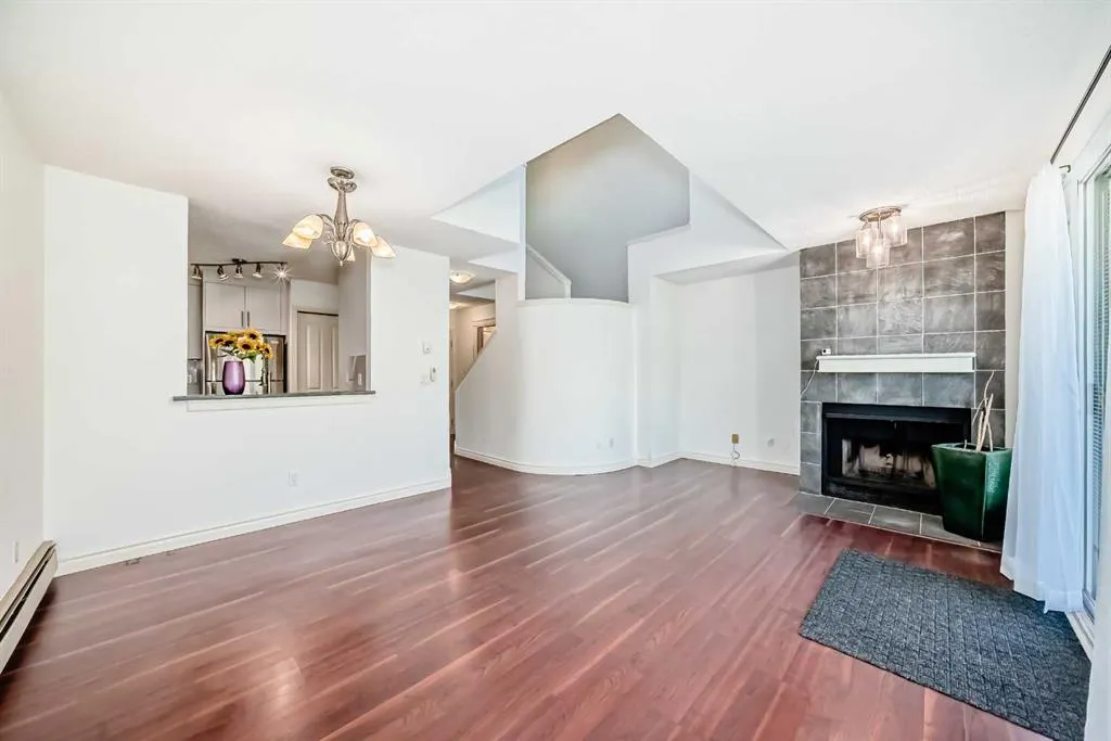 305 Village Mews SW, #10