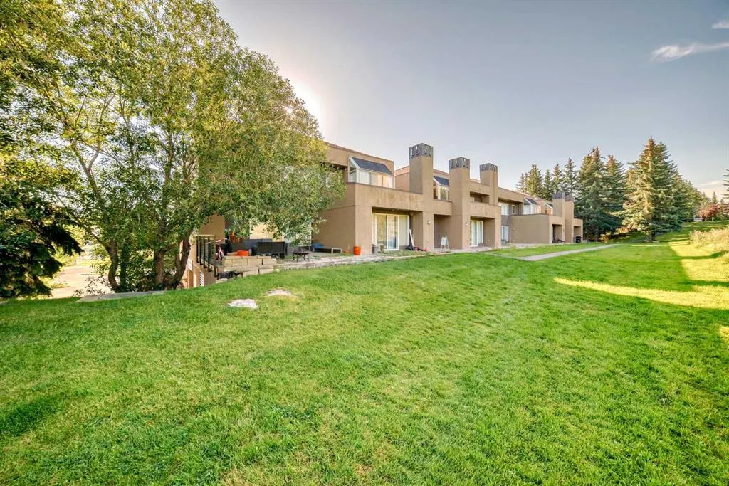 305 Village Mews SW, #10