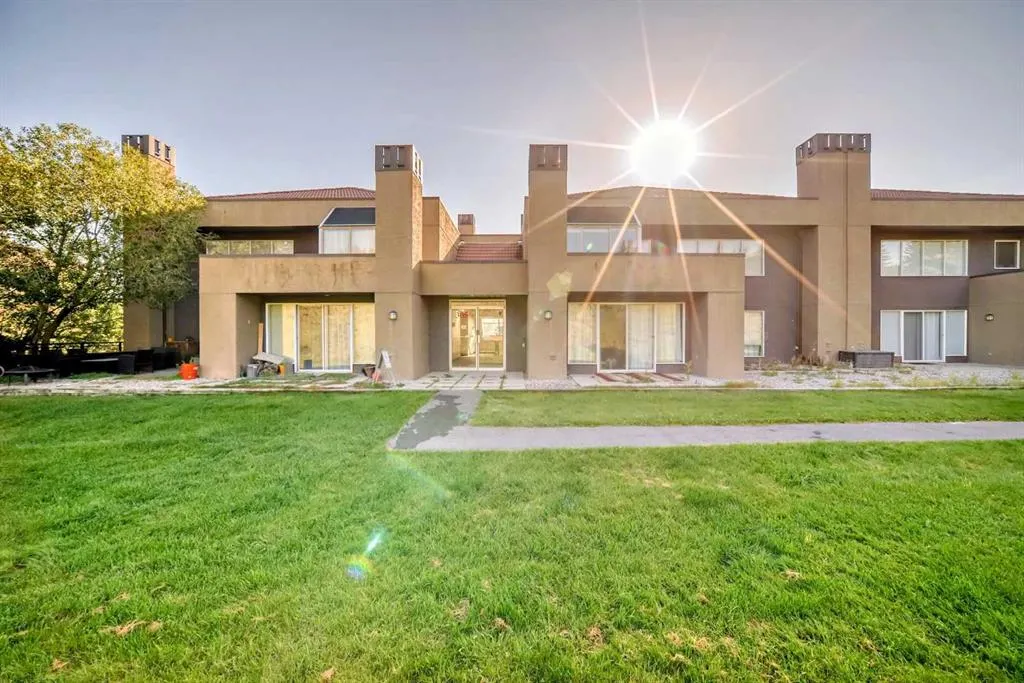 305 Village Mews SW, #10