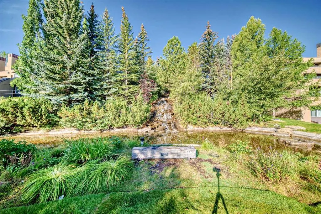 305 Village Mews SW, #10