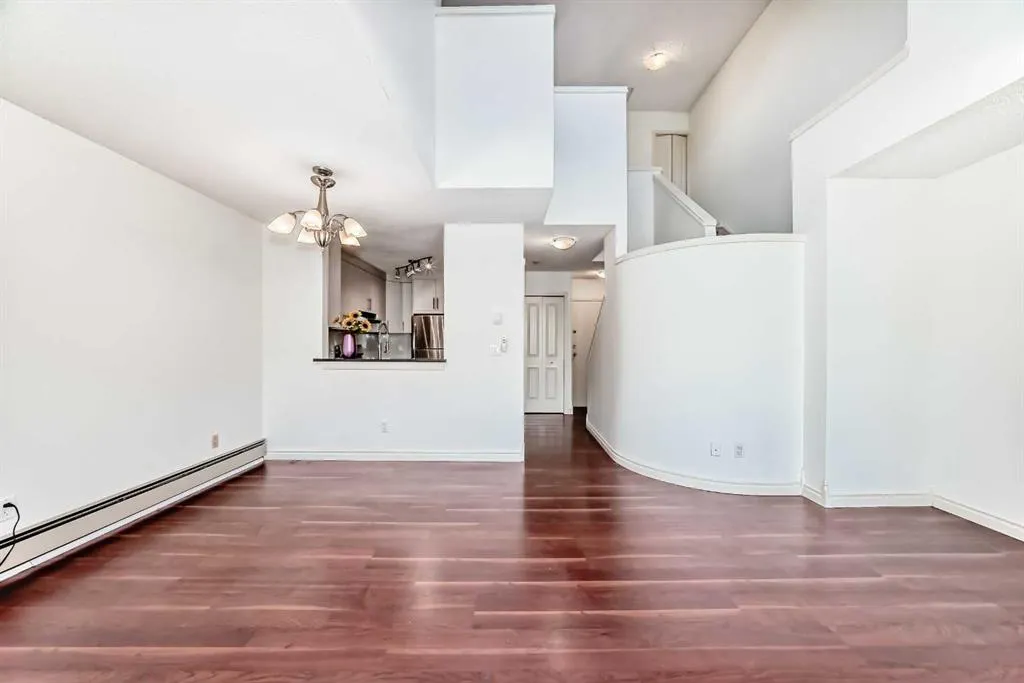 305 Village Mews SW, #10