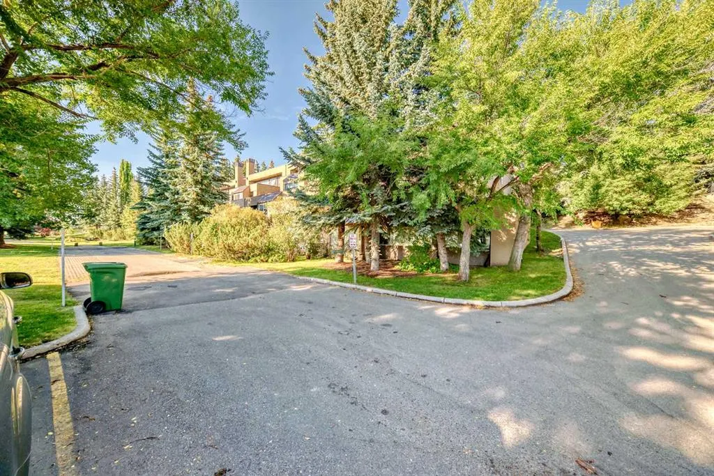 305 Village Mews SW, #10