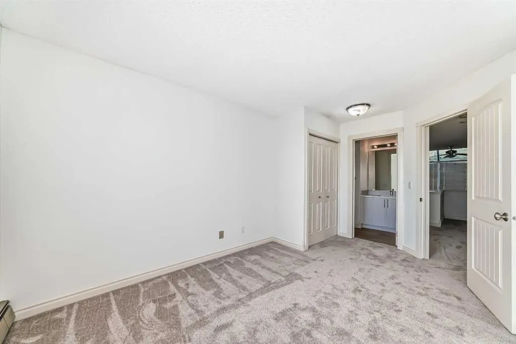 305 Village Mews SW, #10