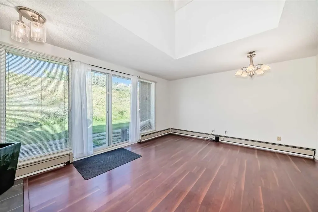 305 Village Mews SW, #10